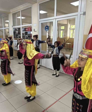 boluda-49-bin-169-ogrenci-karne-sevinci-yasadi-zQDlaAmE.jpg