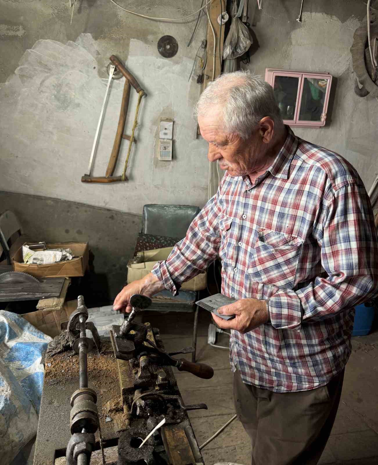 Bolu’da 50 yıldır manda boynuzundan tarak yapıyor 4 boluda 50 yildir manda boynuzundan tarak yapiyor 0 ULfhagVk