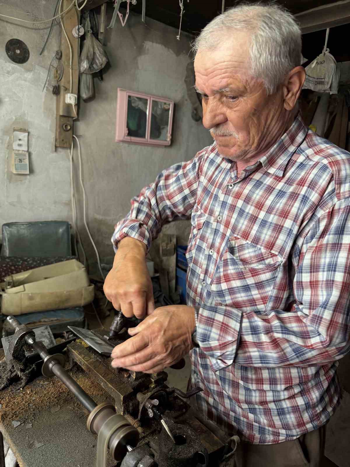 Bolu’da 50 yıldır manda boynuzundan tarak yapıyor 5 boluda 50 yildir manda boynuzundan tarak yapiyor 1 rJFLBDZ3