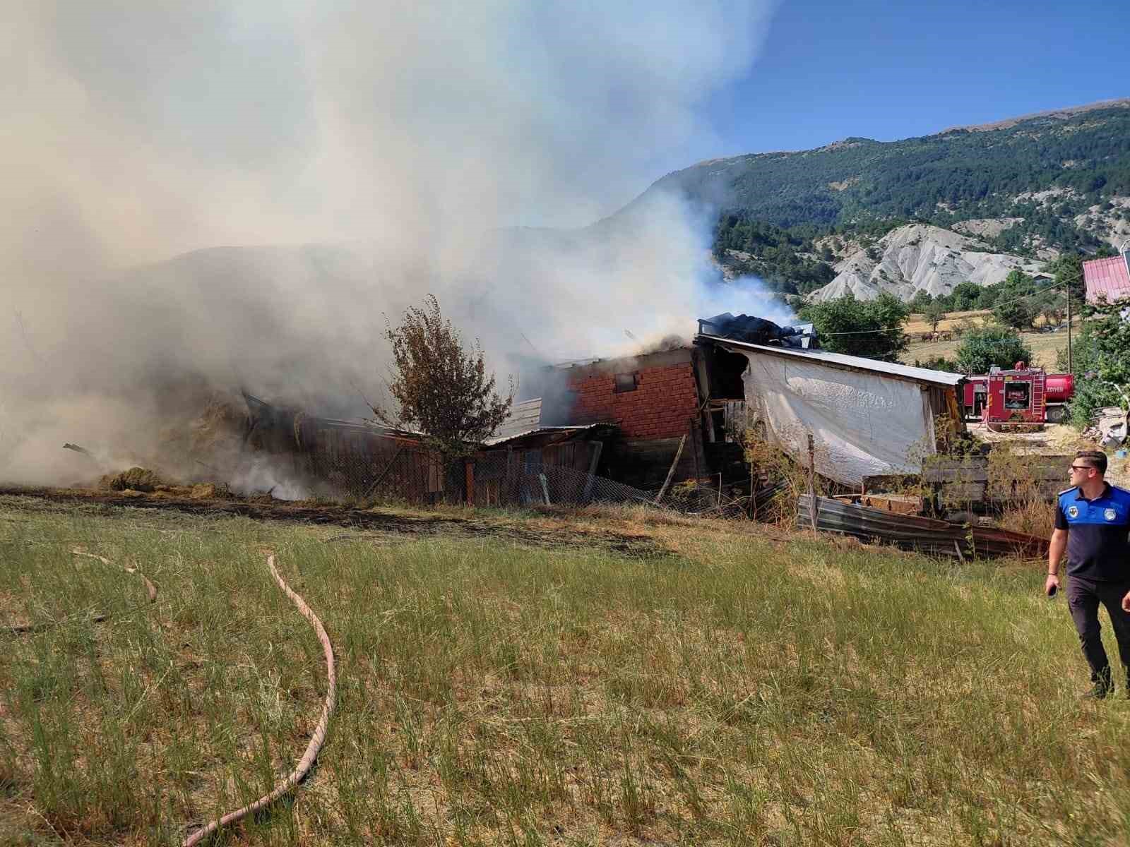 boluda ahir ve samanlik alev alev yandi ekipler ve koyluler seferber oldu 1 DEmdjlpF