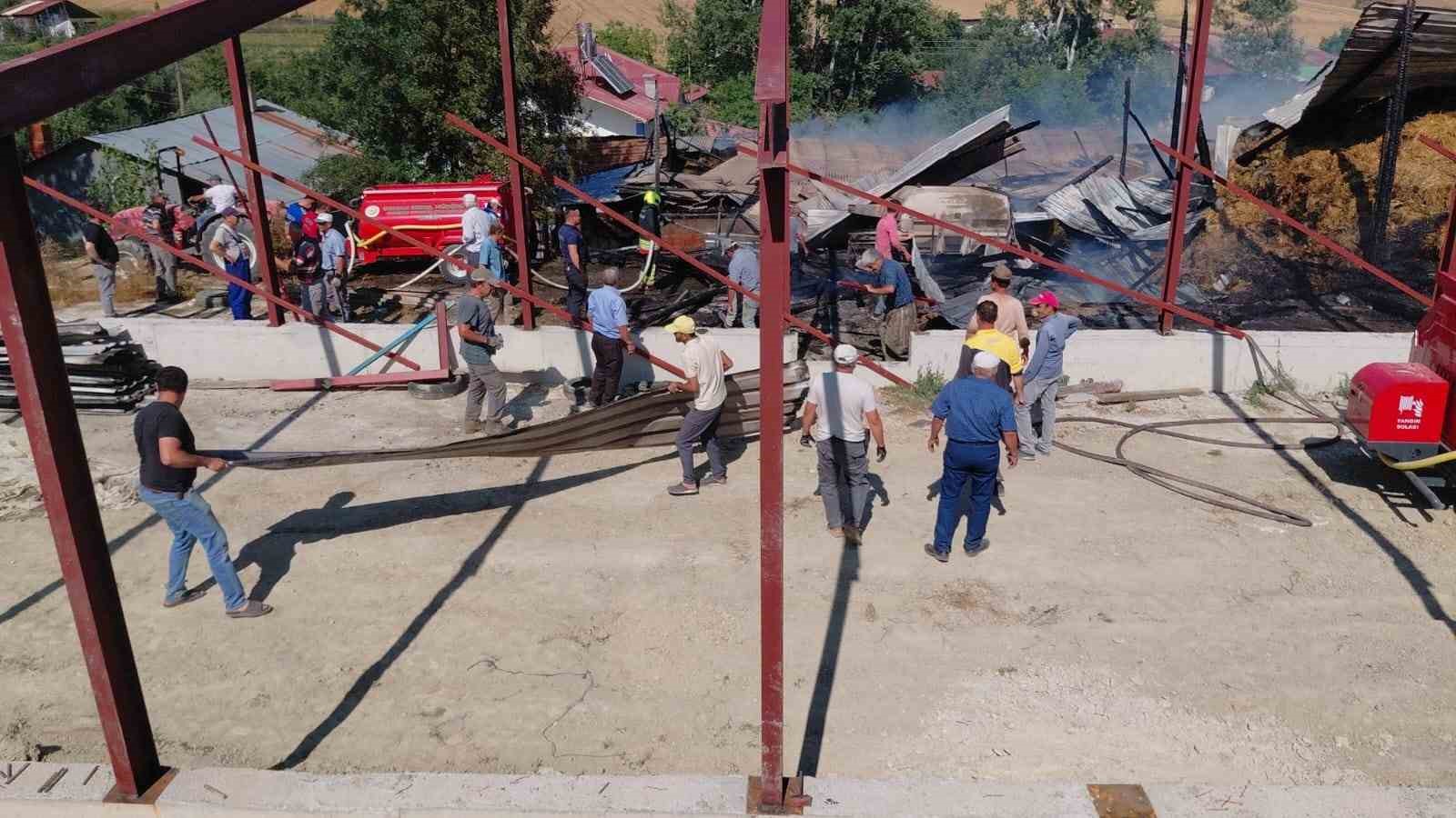 boluda ahir ve samanlik alev alev yandi ekipler ve koyluler seferber oldu 3 uKgnlPSW