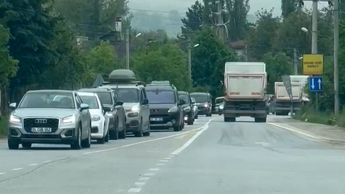 boluda alternatif yollarda uzun arac kuyruklari olustu 0 Cni5hBEL