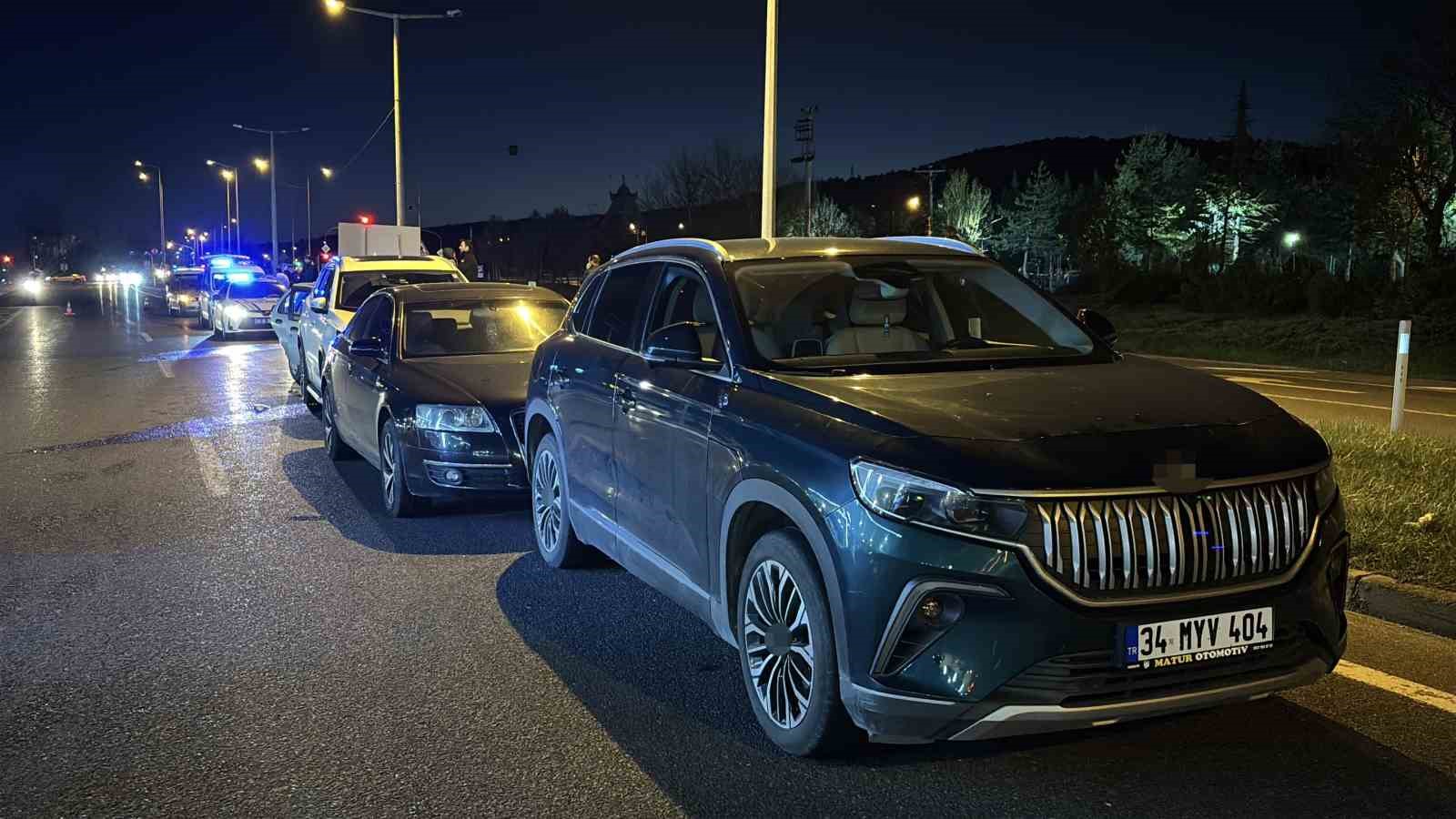 boluda ani fren yapip kacan surucu zincirleme kazaya neden oldu 3 yarali 0 Q5Za7ka4