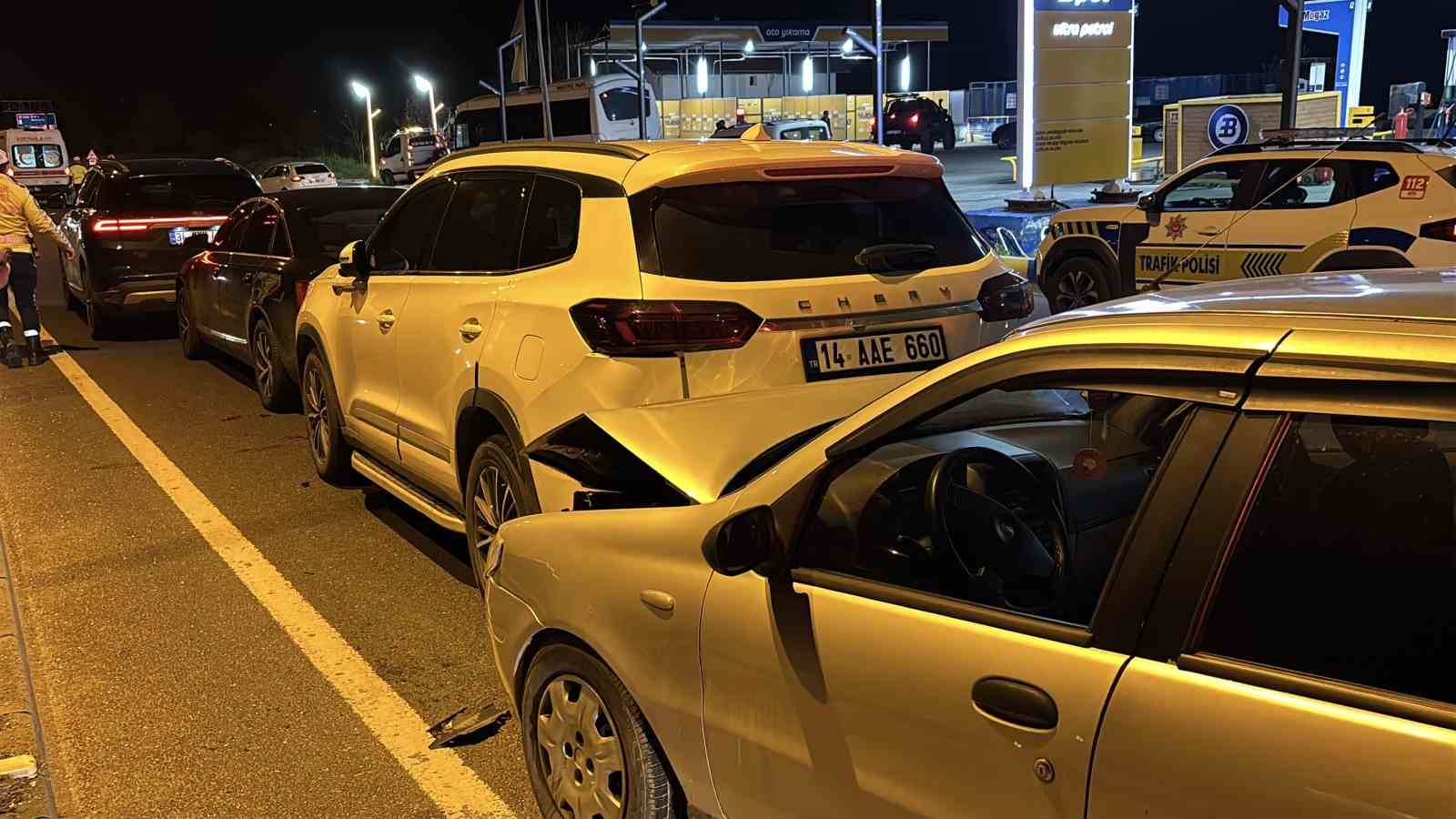 boluda ani fren yapip kacan surucu zincirleme kazaya neden oldu 3 yarali 1 mmnBKr4k