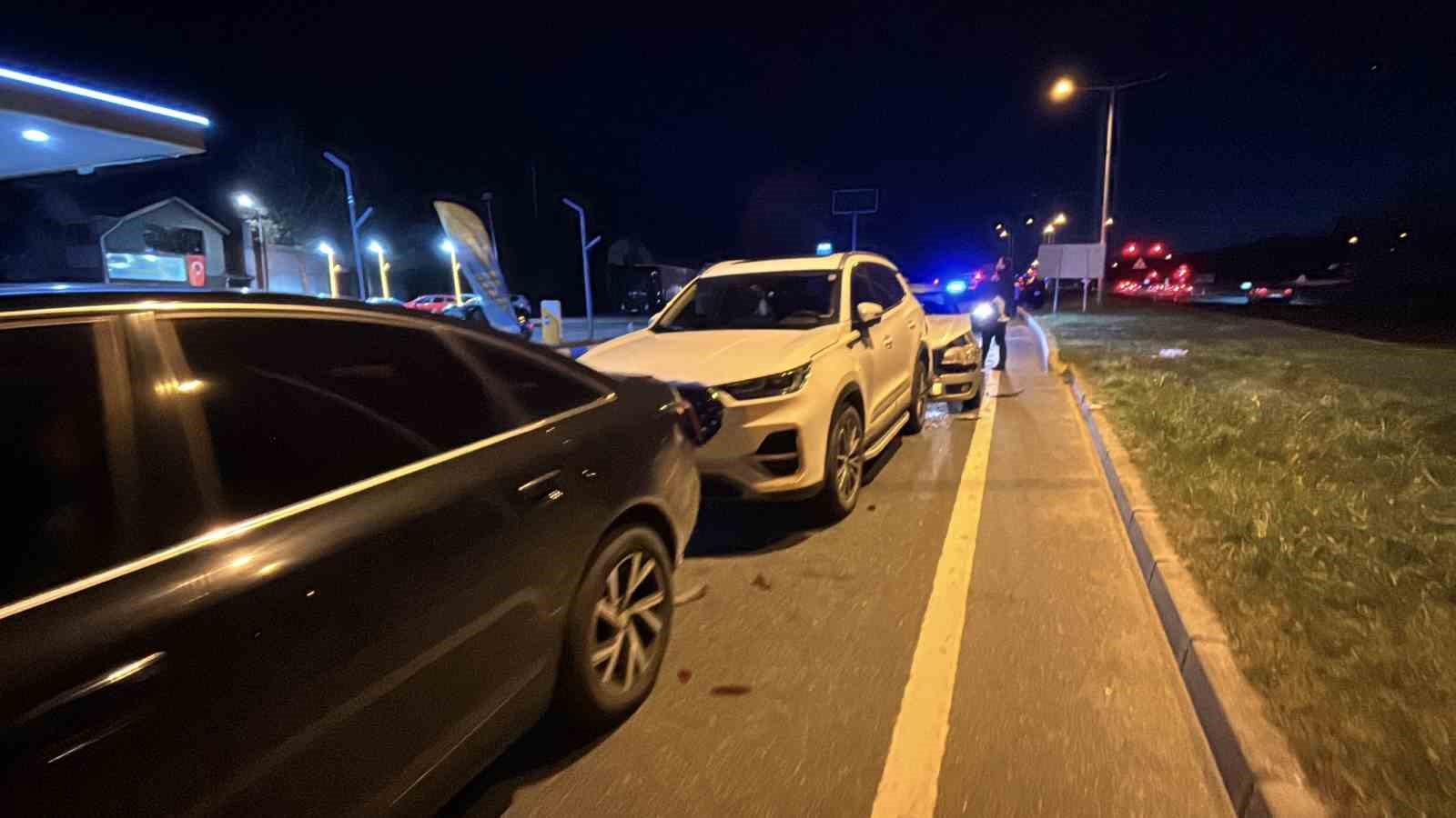 boluda ani fren yapip kacan surucu zincirleme kazaya neden oldu 3 yarali 3 BOutPrDm