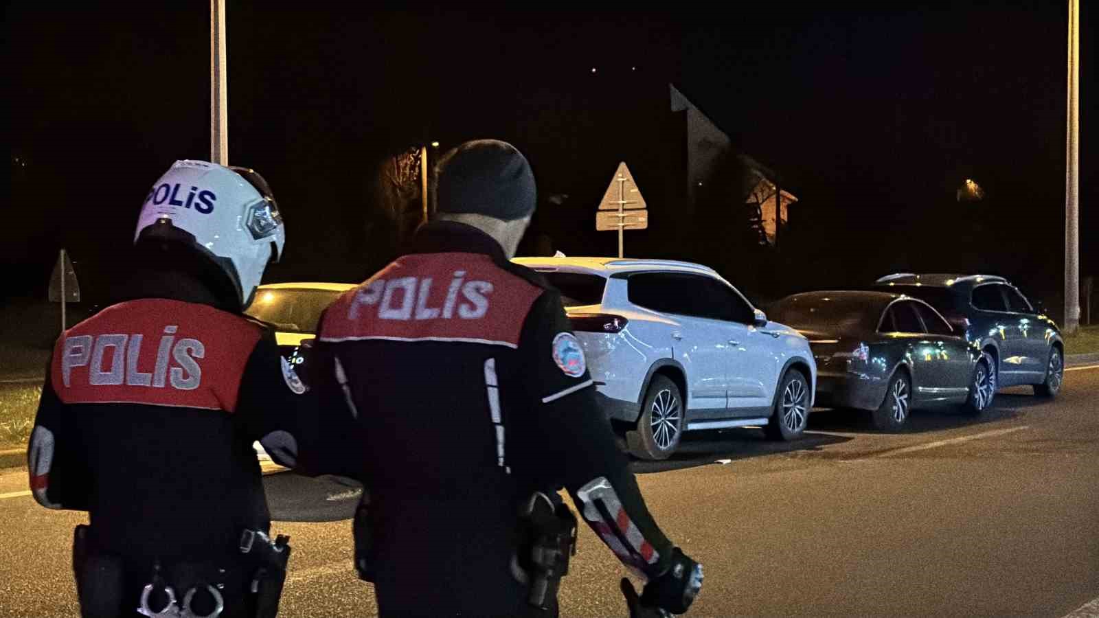 boluda ani fren yapip kacan surucu zincirleme kazaya neden oldu 3 yarali 5 TjzkQsgn