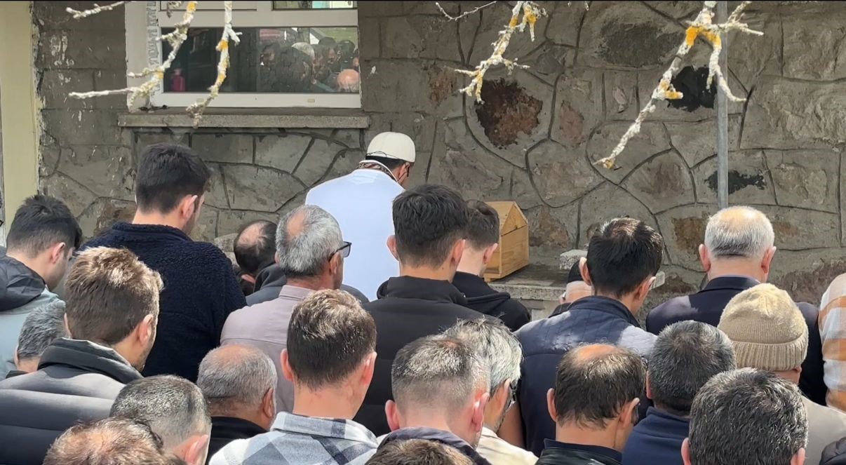 boluda annesinin oldurdugu 2 aylik ela bebek son yolculuguna ugurlandi 0 BKspV5mf