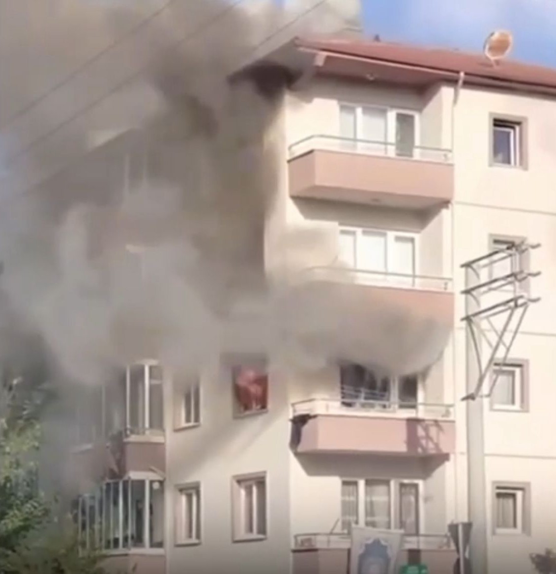 boluda apartman dairesi alev alev yandi 2 B4X5ZrI8