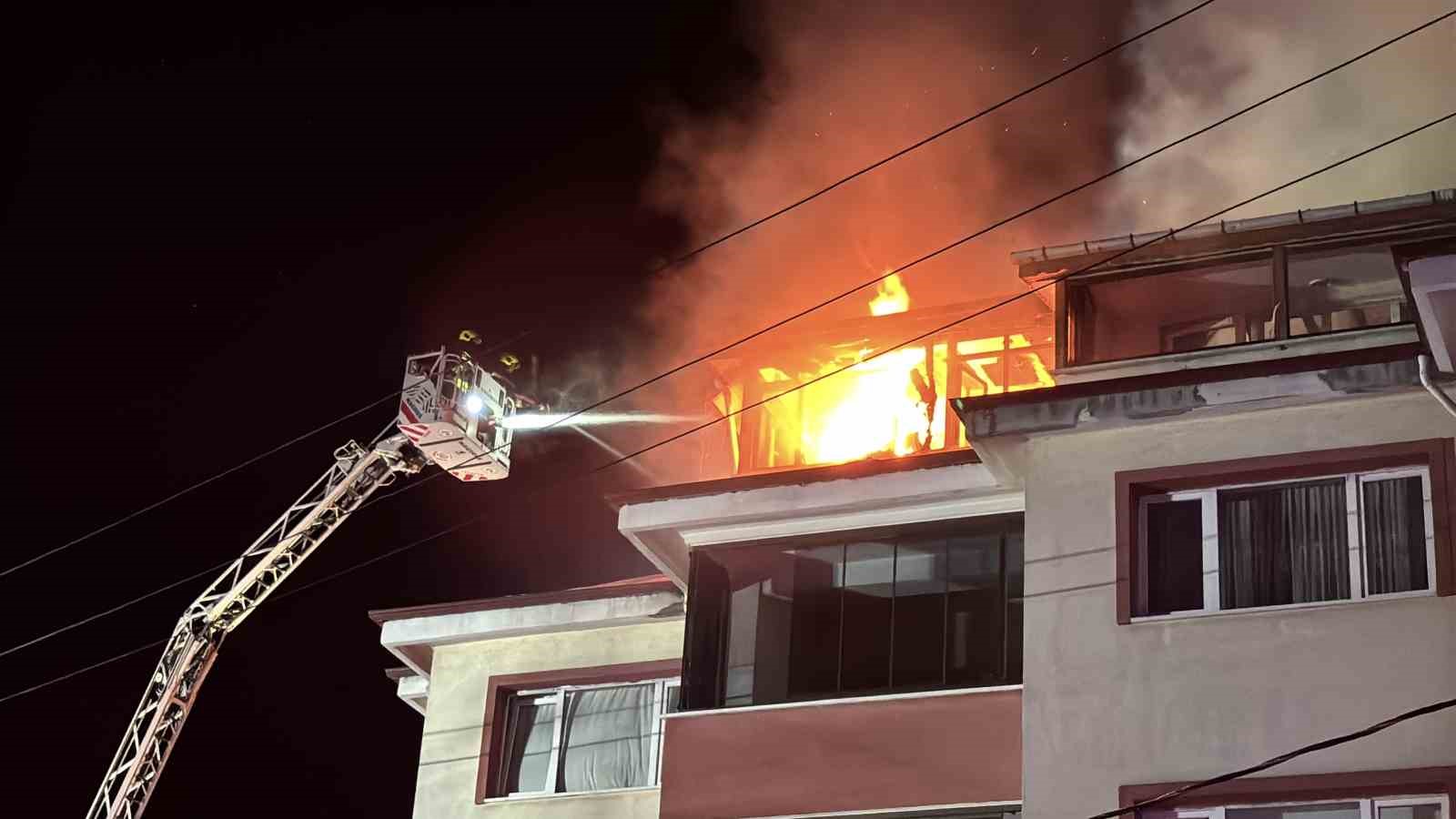 Bolu’da apartmanda çıkan yangında alevler geceyi aydınlattı: Patlama sesleri paniğe neden oldu 4 boluda apartmanda cikan yanginda alevler geceyi aydinlatti patlama sesleri panige neden oldu 0 97kZiQjO