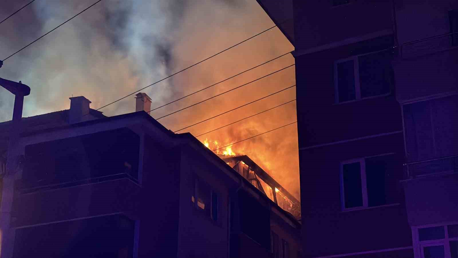 Bolu’da apartmanda çıkan yangında alevler geceyi aydınlattı: Patlama sesleri paniğe neden oldu 5 boluda apartmanda cikan yanginda alevler geceyi aydinlatti patlama sesleri panige neden oldu 1