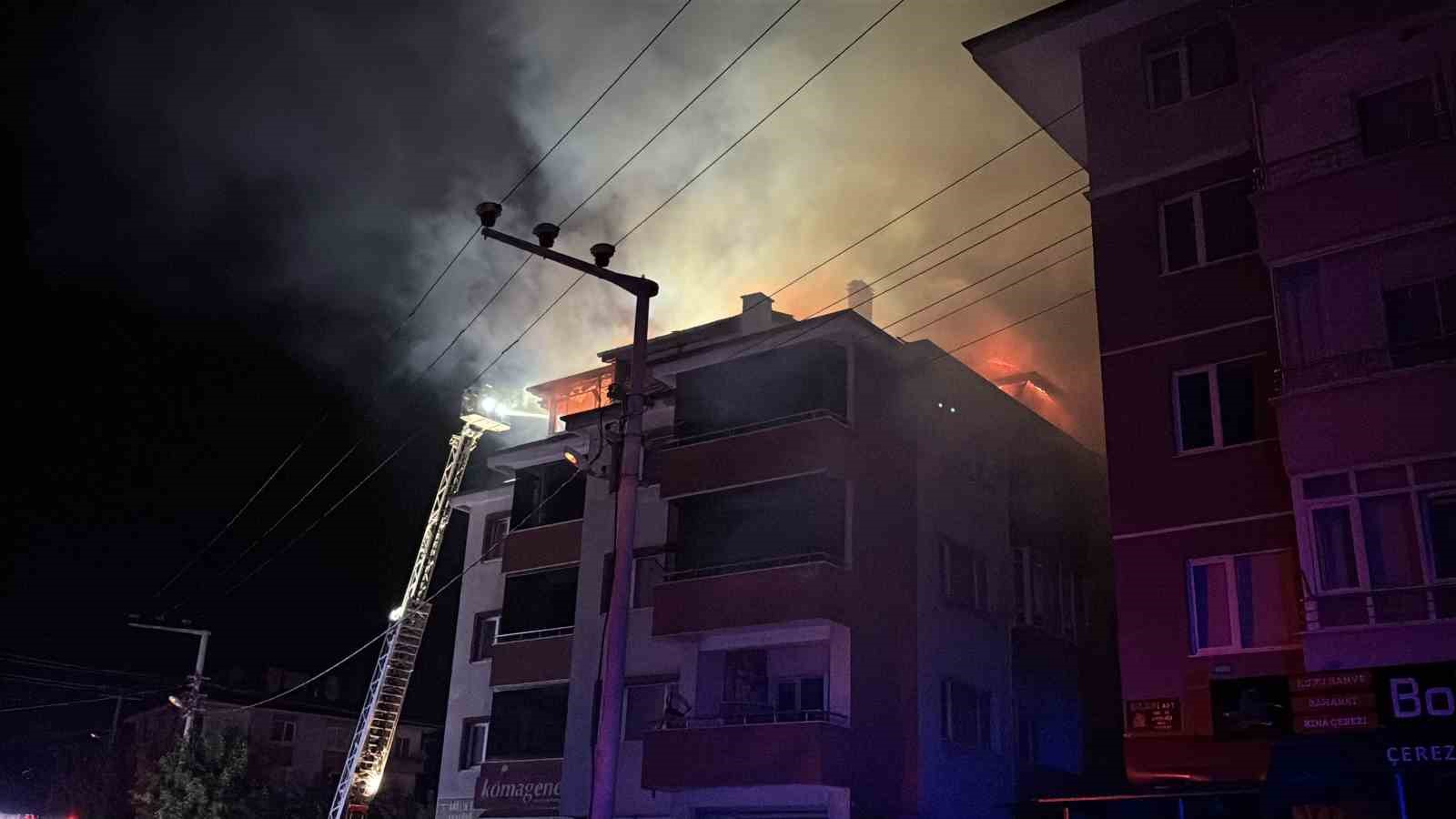Bolu’da apartmanda çıkan yangında alevler geceyi aydınlattı: Patlama sesleri paniğe neden oldu 6 boluda apartmanda cikan yanginda alevler geceyi aydinlatti patlama sesleri panige neden oldu 2 2O3CkLPM