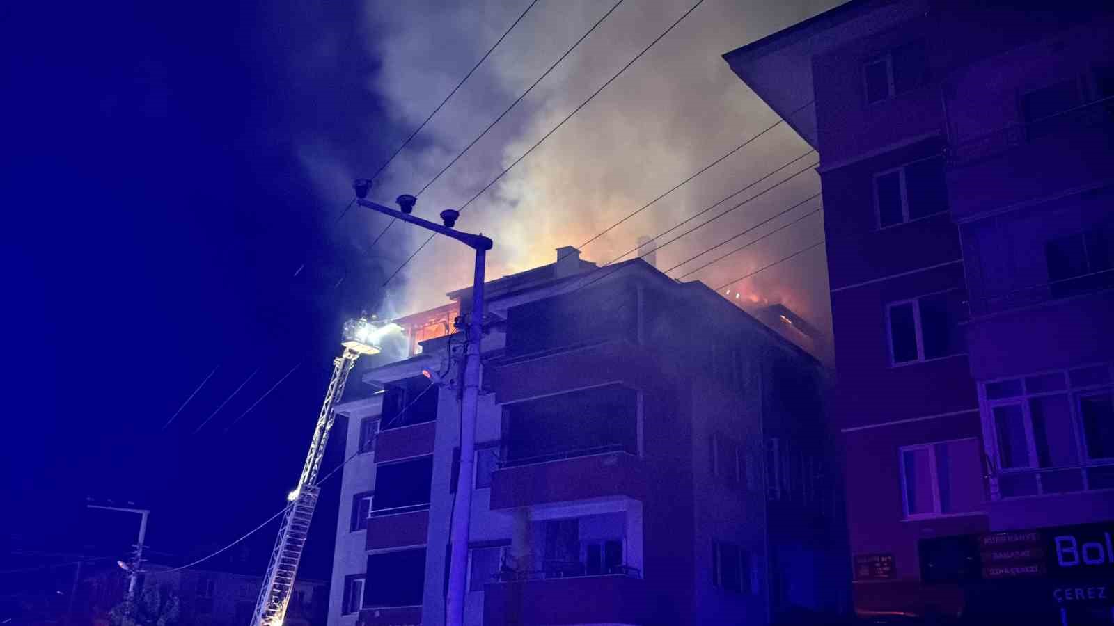 Bolu’da apartmanda çıkan yangında alevler geceyi aydınlattı: Patlama sesleri paniğe neden oldu 7 boluda apartmanda cikan yanginda alevler geceyi aydinlatti patlama sesleri panige neden oldu 3