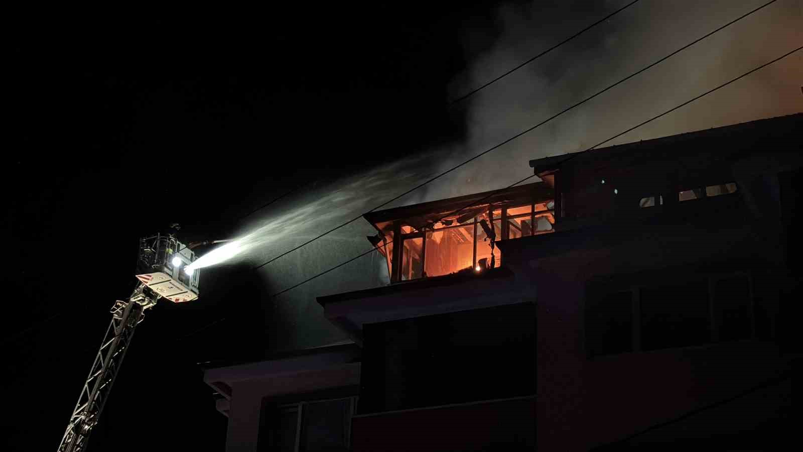 Bolu’da apartmanda çıkan yangında alevler geceyi aydınlattı: Patlama sesleri paniğe neden oldu 8 boluda apartmanda cikan yanginda alevler geceyi aydinlatti patlama sesleri panige neden oldu 4 vfZt6Qlv