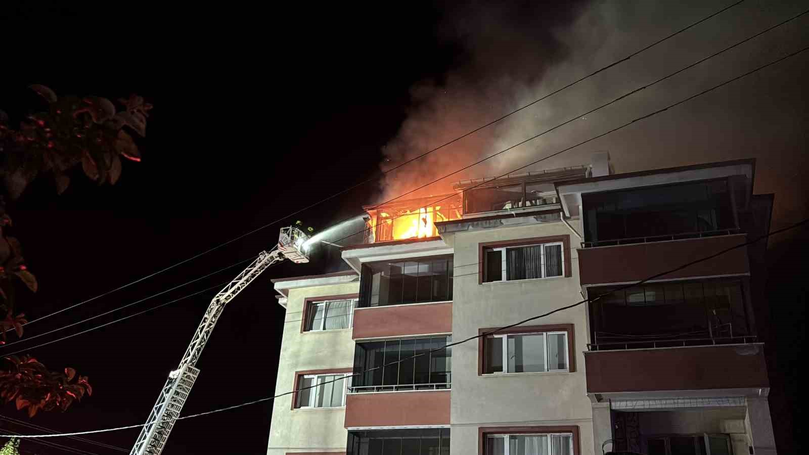 Bolu’da apartmanda çıkan yangında alevler geceyi aydınlattı: Patlama sesleri paniğe neden oldu 10 boluda apartmanda cikan yanginda alevler geceyi aydinlatti patlama sesleri panige neden oldu 6 EsmmpRnJ