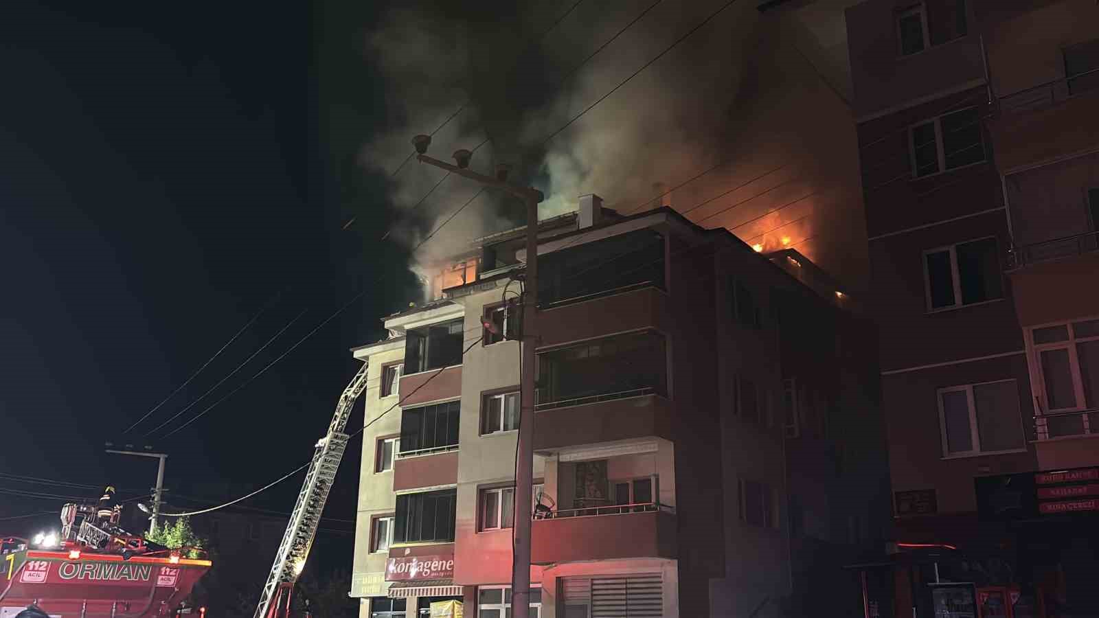 Bolu’da apartmanda çıkan yangında alevler geceyi aydınlattı: Patlama sesleri paniğe neden oldu 11 boluda apartmanda cikan yanginda alevler geceyi aydinlatti patlama sesleri panige neden oldu 7