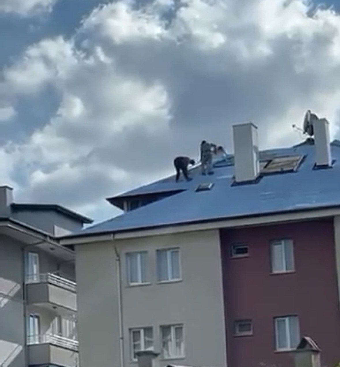 Bolu’da apartmanda çıkan yangında alevler geceyi aydınlattı: Patlama sesleri paniğe neden oldu 12 boluda apartmanda cikan yanginda alevler geceyi aydinlatti patlama sesleri panige neden oldu 8 LeWJYO1U