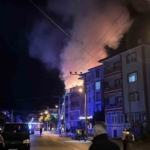 boluda-apartmanda-cikan-yanginda-alevler-geceyi-aydinlatti-patlama-sesleri-panige-neden-oldu-WU2Xu7av.jpg