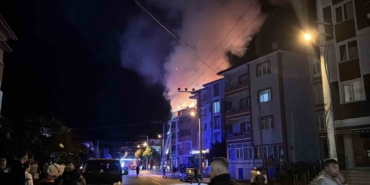 boluda-apartmanda-cikan-yanginda-alevler-geceyi-aydinlatti-patlama-sesleri-panige-neden-oldu-WU2Xu7av.jpg