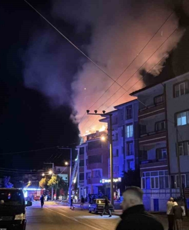 boluda-apartmanda-cikan-yanginda-alevler-geceyi-aydinlatti-patlama-sesleri-panige-neden-oldu-WU2Xu7av.jpg