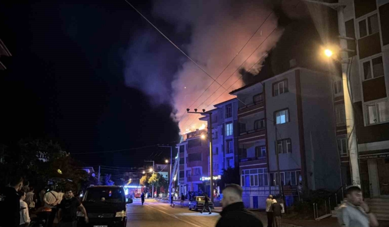 boluda-apartmanda-cikan-yanginda-alevler-geceyi-aydinlatti-patlama-sesleri-panige-neden-oldu-WU2Xu7av.jpg