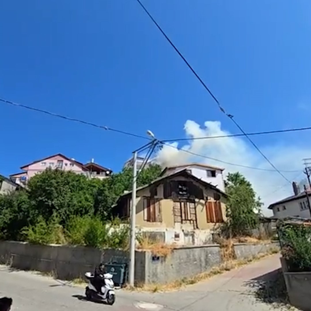 boluda apartmanin cati kati alev alev yandi 3 9OgUSQe5