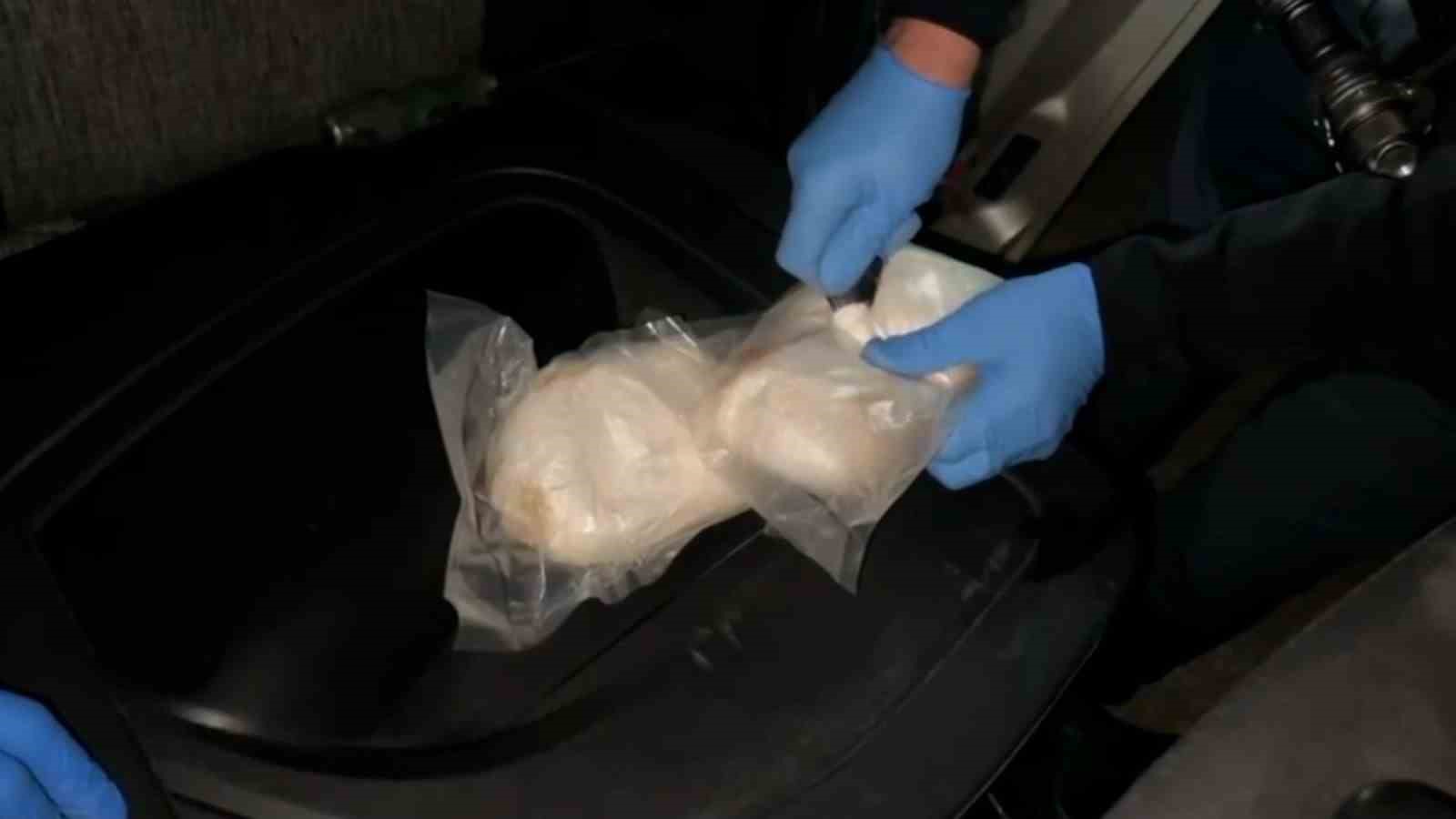 boluda arabaya zulalanmis uyusturucuyu pako buldu 1 glkw7uTj