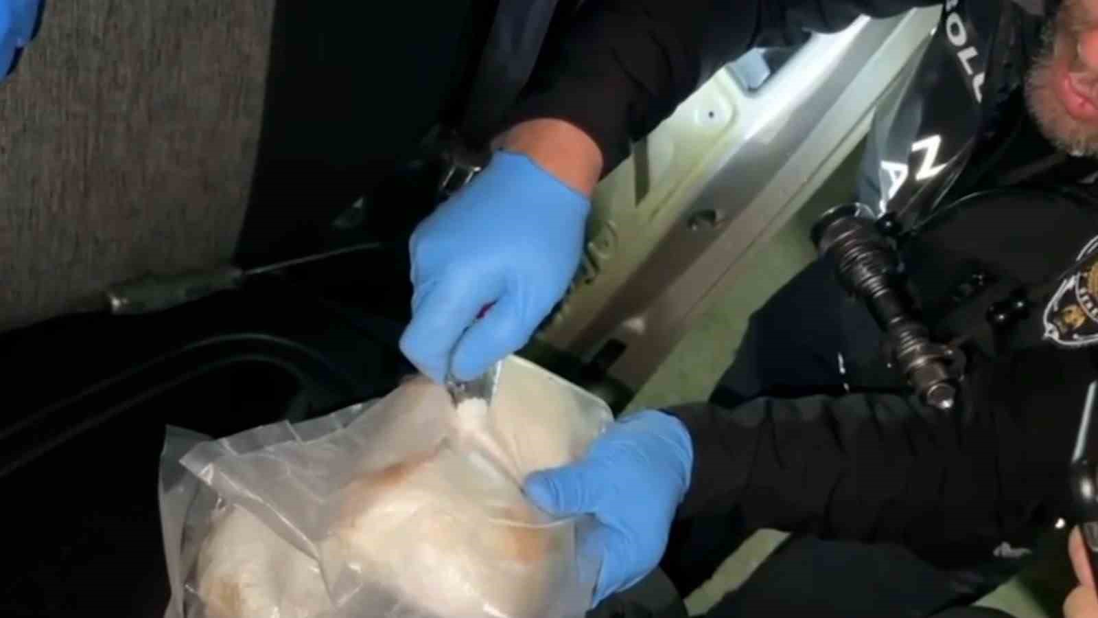 boluda arabaya zulalanmis uyusturucuyu pako buldu 2 K7RLd73s