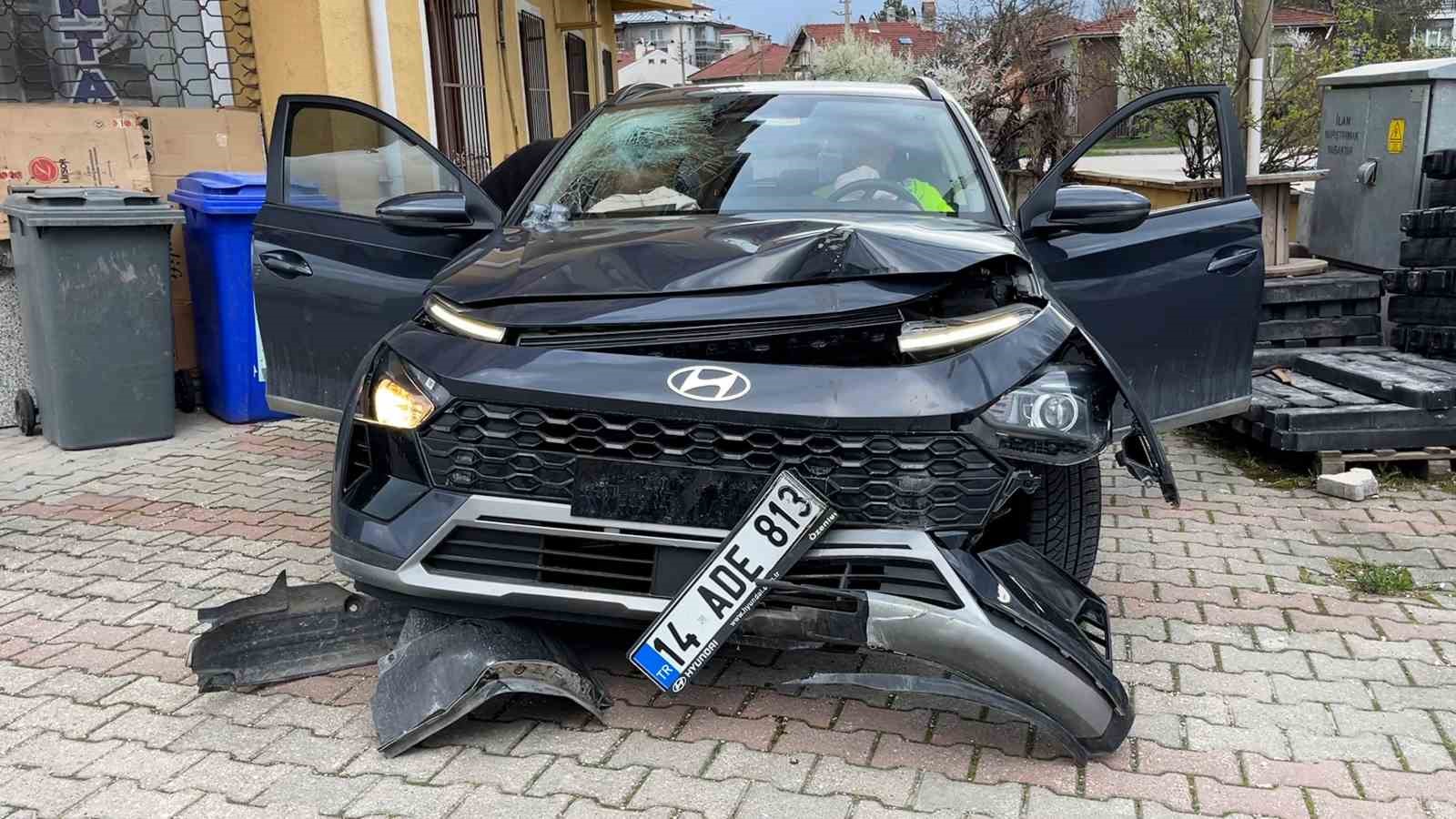 Bolu’da aydınlatma direğine çarpan otomobil kamerada 5 boluda aydinlatma diregine carpan otomobil kamerada 1 BdKDRWPz