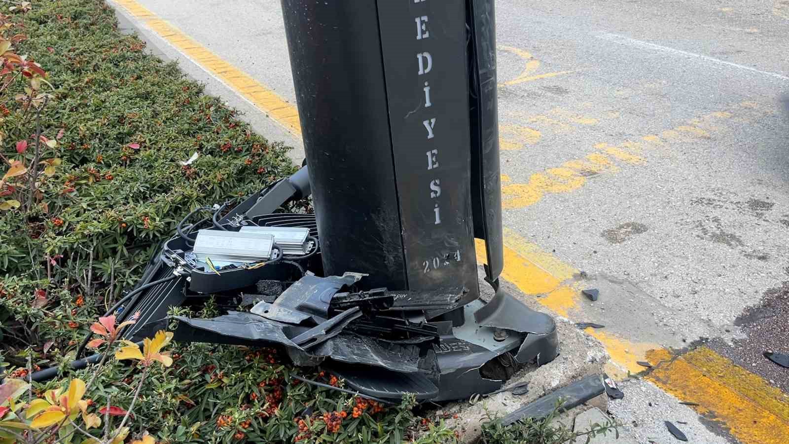 Bolu’da aydınlatma direğine çarpan otomobil kamerada 6 boluda aydinlatma diregine carpan otomobil kamerada 2 38tVZdOj