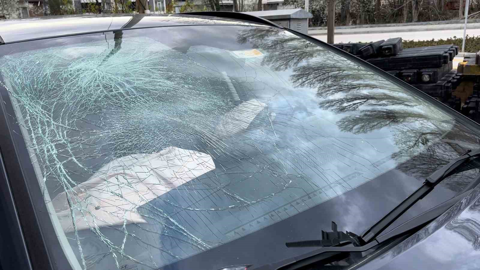 Bolu’da aydınlatma direğine çarpan otomobil kamerada 7 boluda aydinlatma diregine carpan otomobil kamerada 3 Zd48TCke