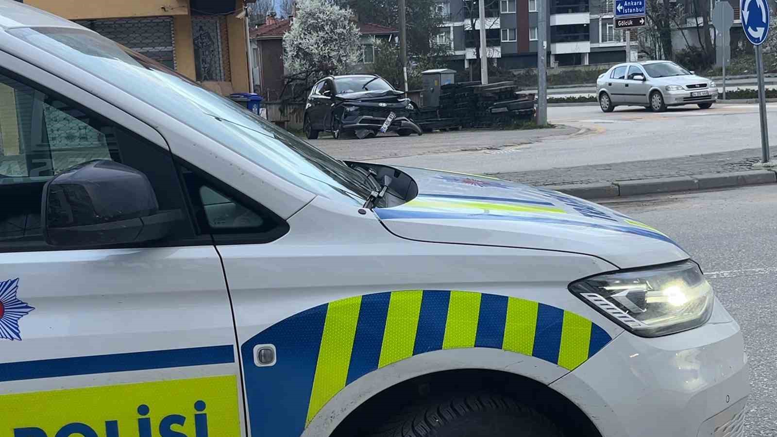 Bolu’da aydınlatma direğine çarpan otomobil kamerada 9 boluda aydinlatma diregine carpan otomobil kamerada 5 dHZ1sbQe