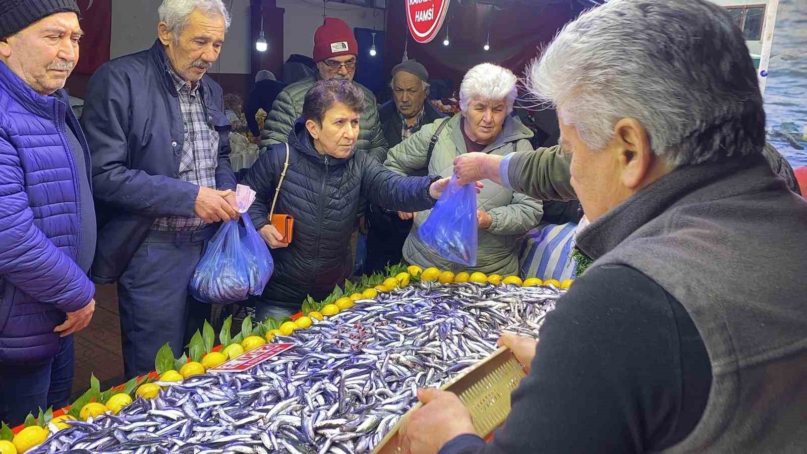 boluda balik tezgahlarinda hamsi bollugu 0 HAmPPg4z