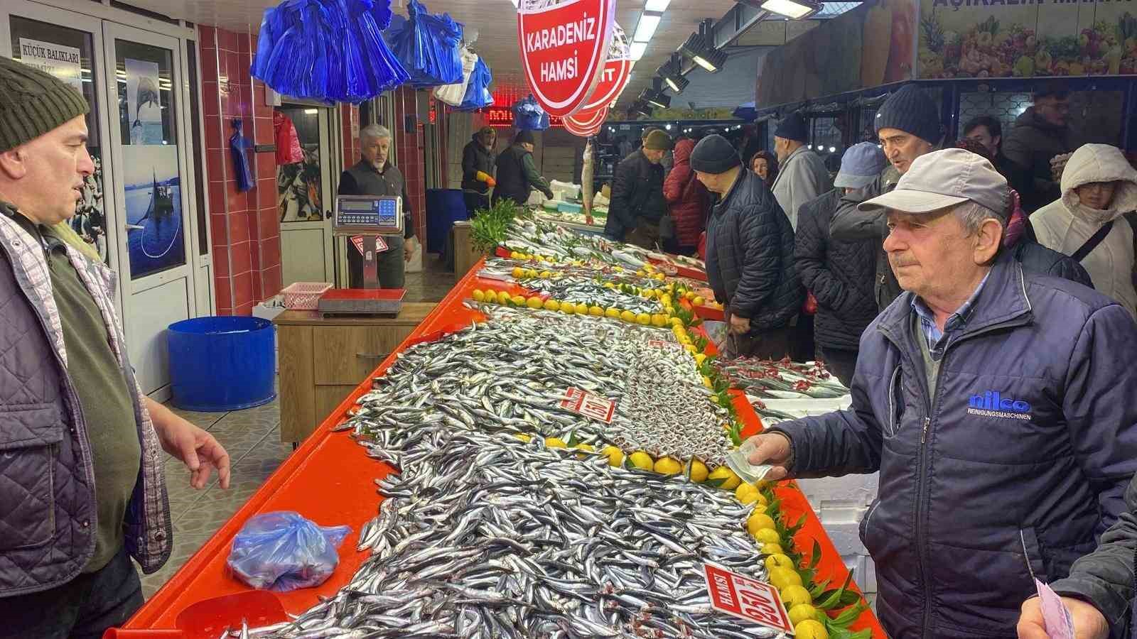 boluda balik tezgahlarinda hamsi bollugu 4 2KORhs3D