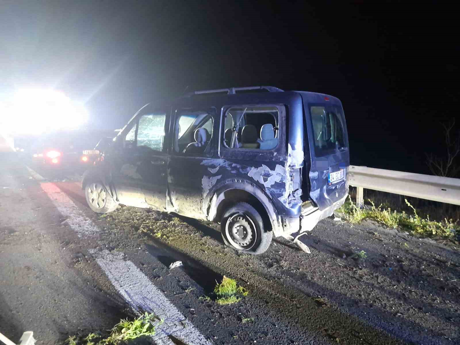 boluda bariyerlere carpan hafif ticari arac surucusu yaralandi 1 3Iv3p31r