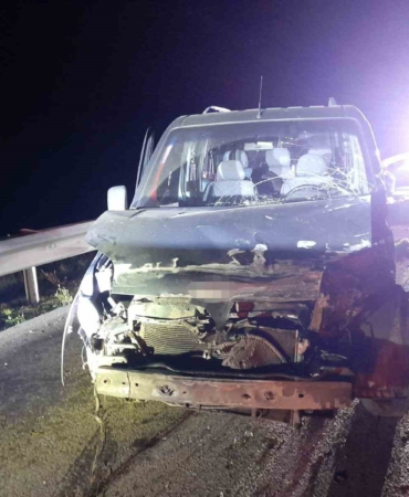 boluda-bariyerlere-carpan-hafif-ticari-arac-surucusu-yaralandi-HP4aepnt.jpg