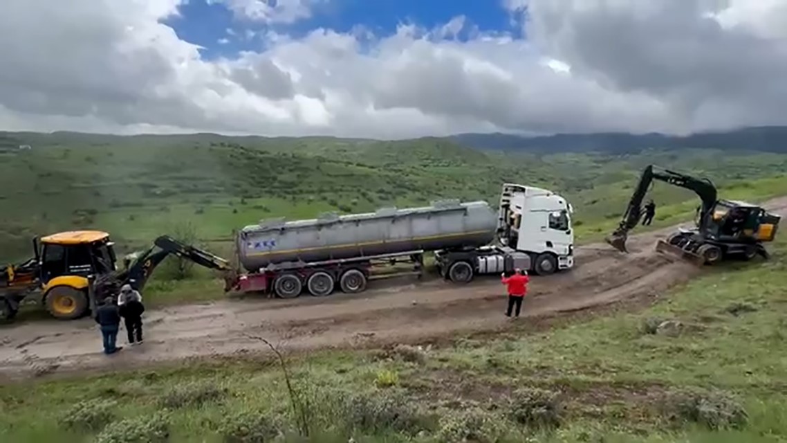 boluda bayram trafiginden kacan tir ve kamyonlar koy yolunda camura saplandi 0 SVODlPZs