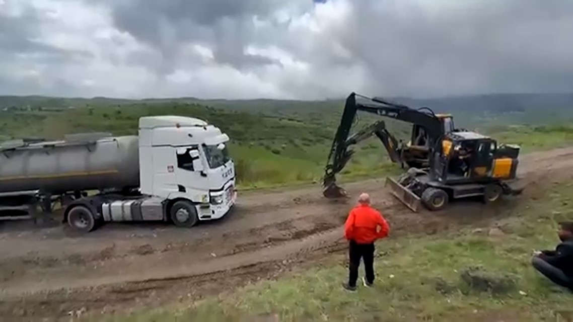boluda bayram trafiginden kacan tir ve kamyonlar koy yolunda camura saplandi 1 P7j7U9Np