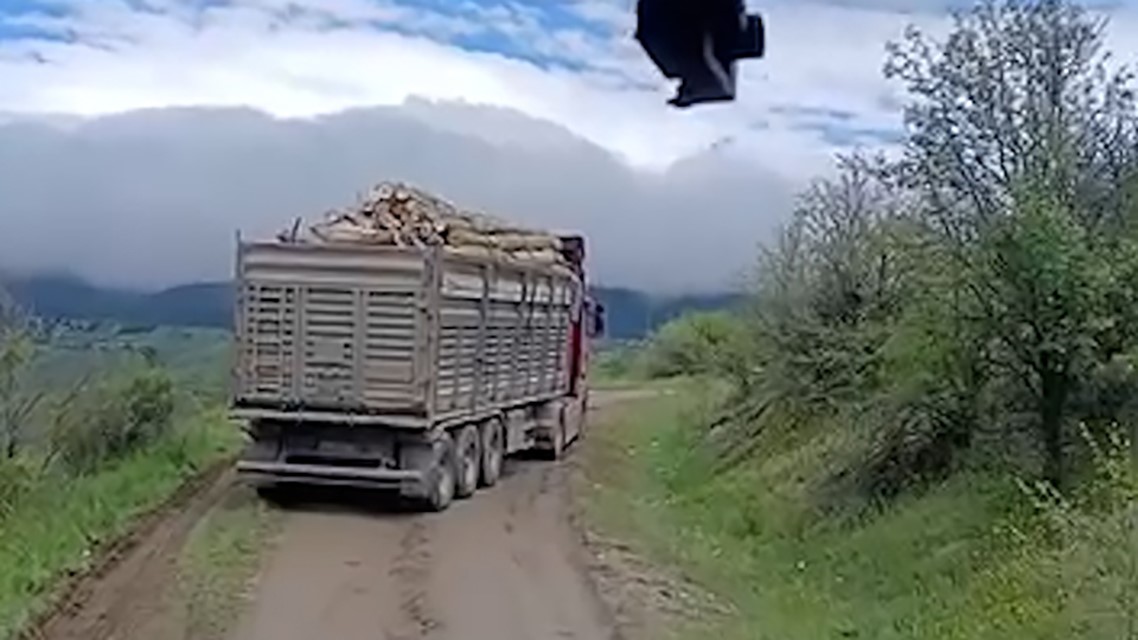 boluda bayram trafiginden kacan tir ve kamyonlar koy yolunda camura saplandi 2
