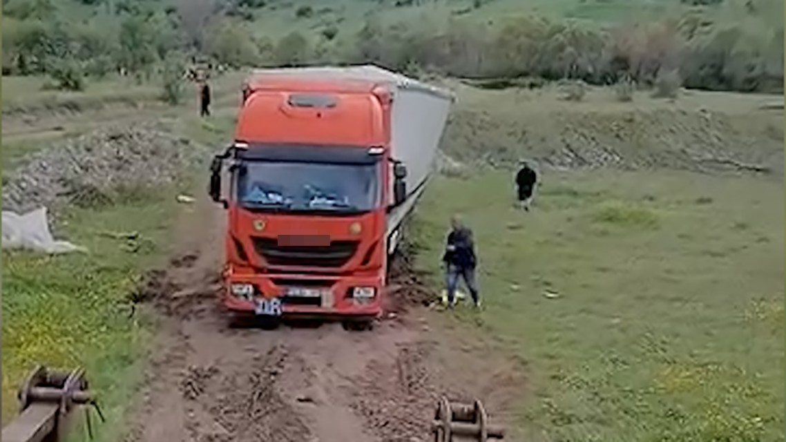 boluda bayram trafiginden kacan tir ve kamyonlar koy yolunda camura saplandi 3 HymGTZFd
