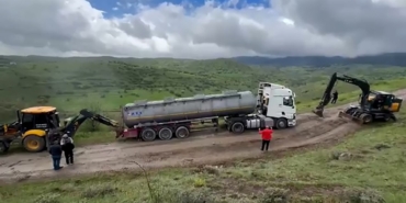 boluda-bayram-trafiginden-kacan-tir-ve-kamyonlar-koy-yolunda-camura-saplandi-A8dGMVNB.jpg
