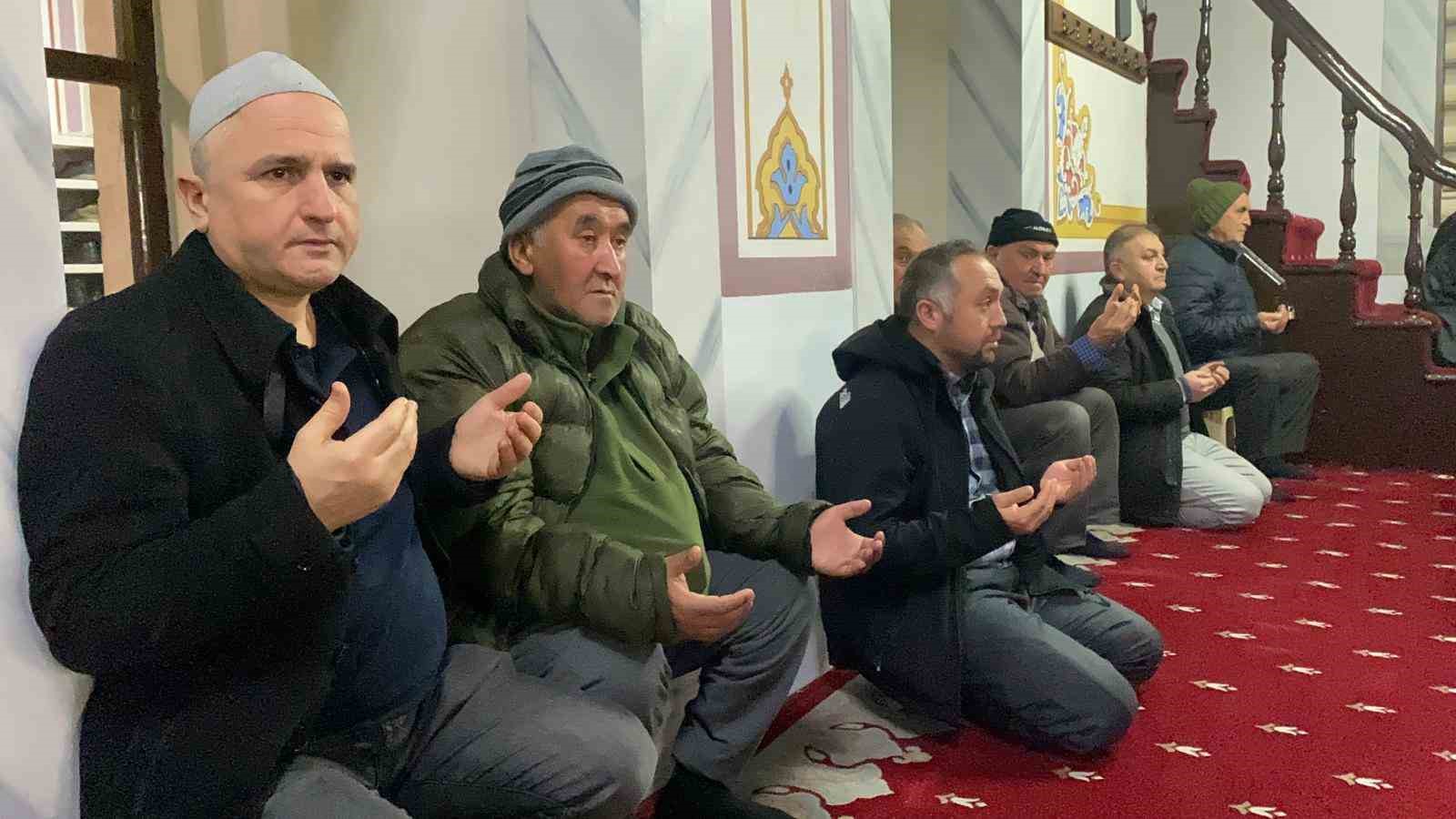 boluda berat kandilinde camiler doldu tasti 6 FOY8llPV