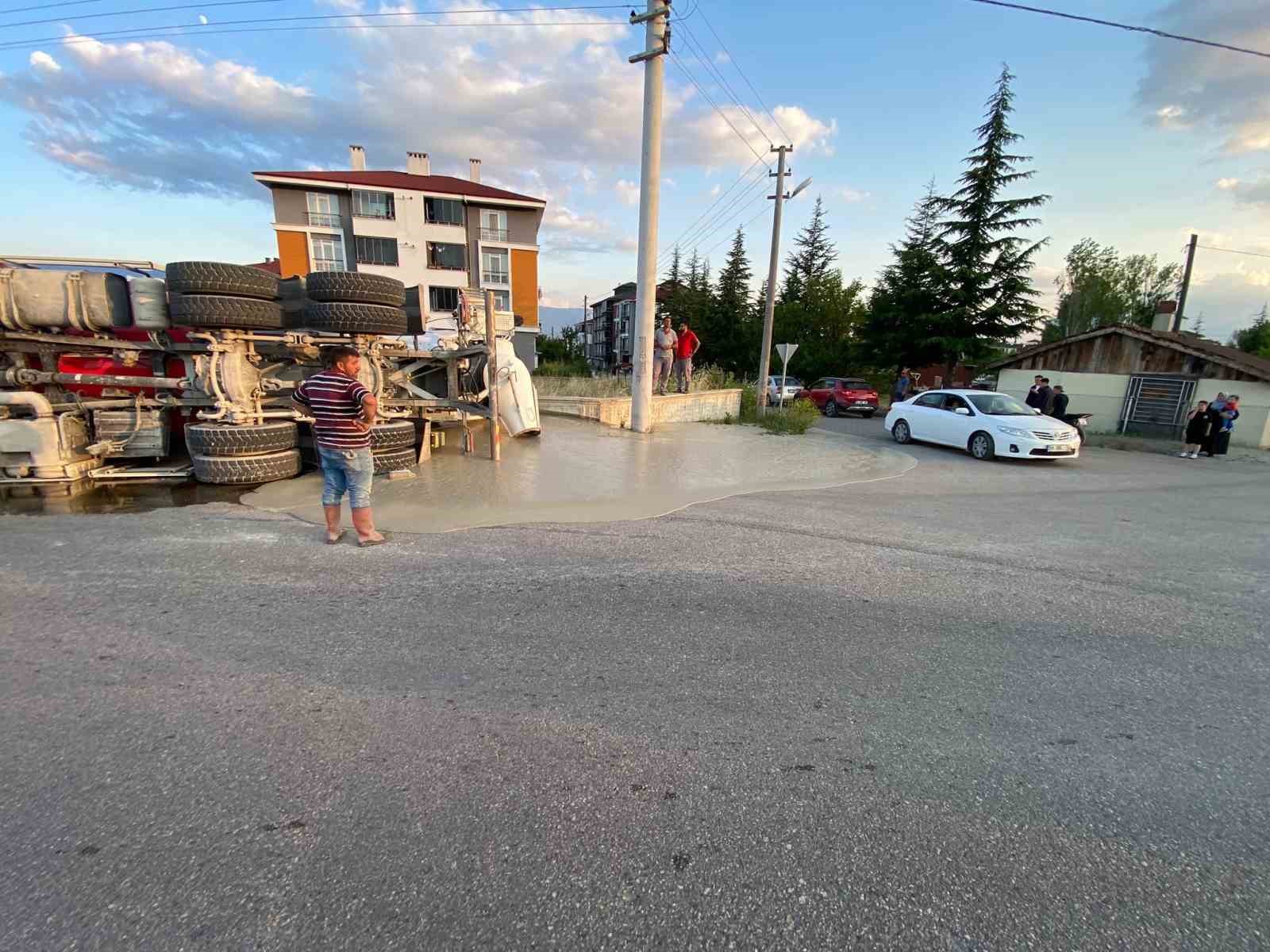 boluda beton mikseri devrildi 1 yarali 1 v1LiKNcN