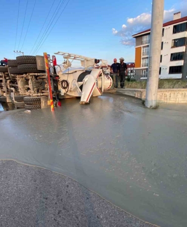 boluda-beton-mikseri-devrildi-1-yarali-hPdClHZy.jpg