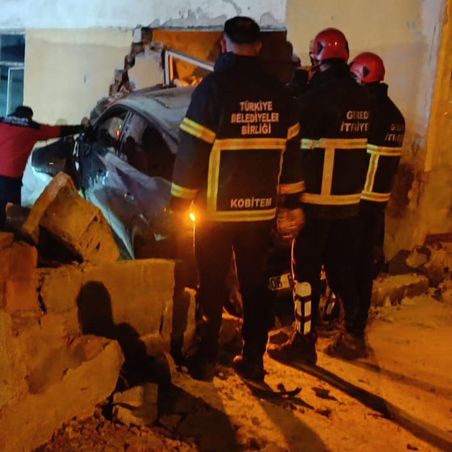 boluda bina duvarina carpan otomobilin surucusu yaralandi 1