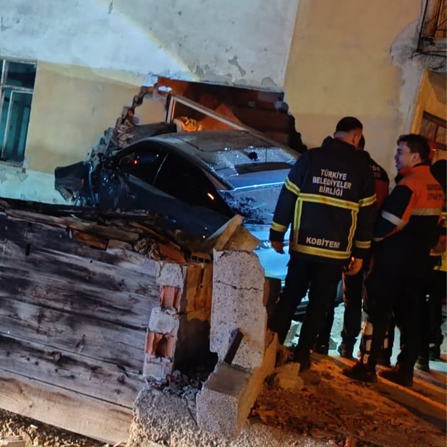 boluda bina duvarina carpan otomobilin surucusu yaralandi 2 bkMBOOGm