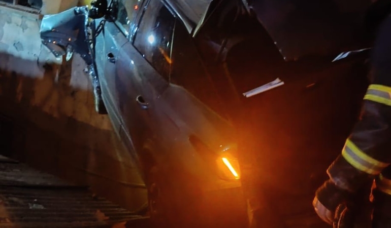 boluda-bina-duvarina-carpan-otomobilin-surucusu-yaralandi-vNzSjc1e.jpg