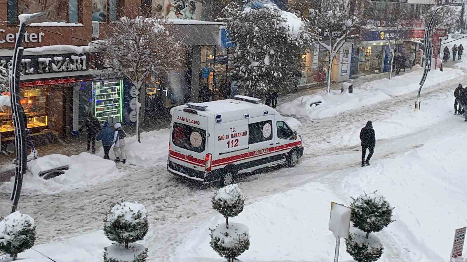 boluda bir ambulansin karla imtihani kamerada 0 amvS5ZGD