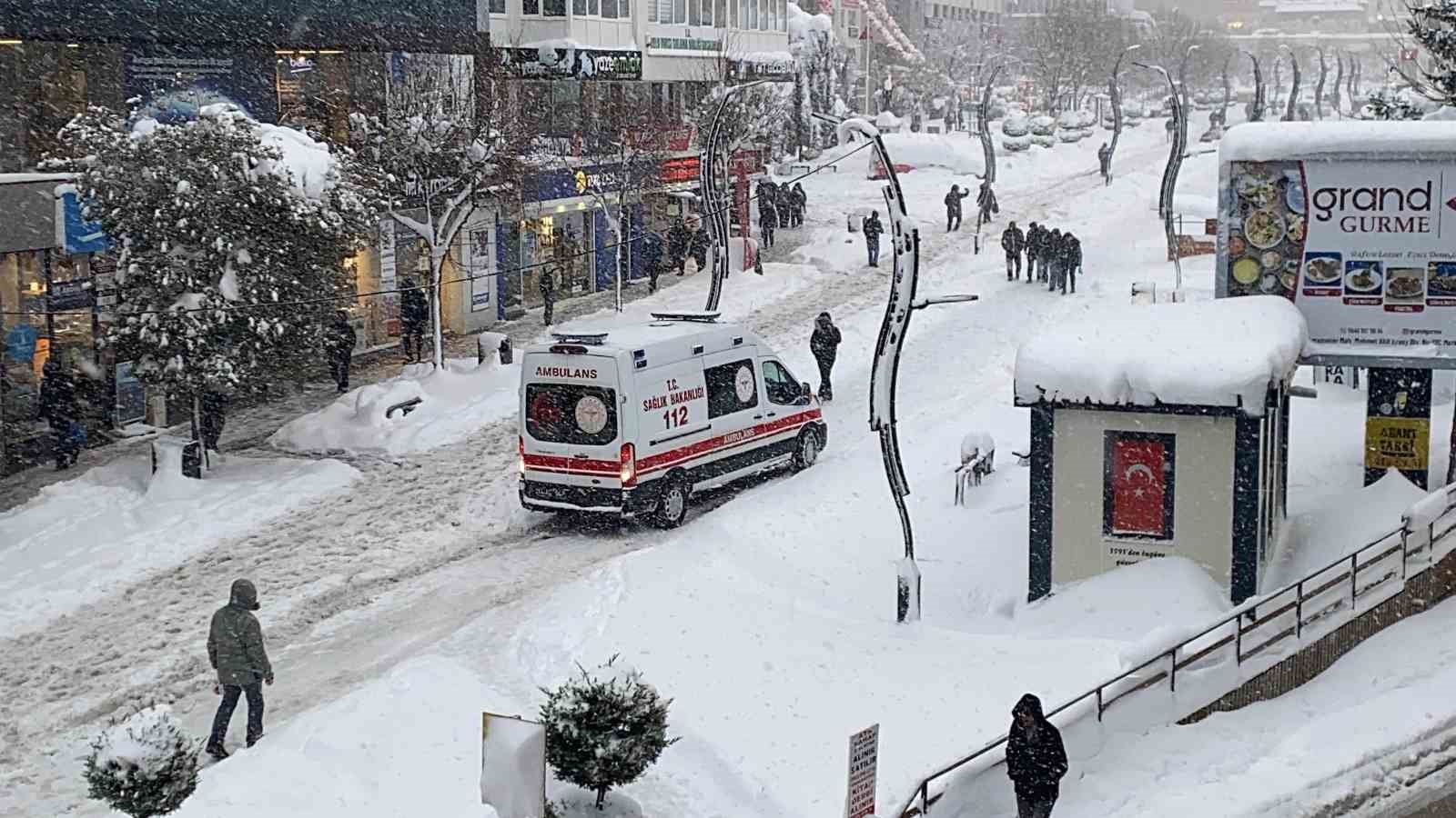 boluda bir ambulansin karla imtihani kamerada 2 Ih5Vsm4X