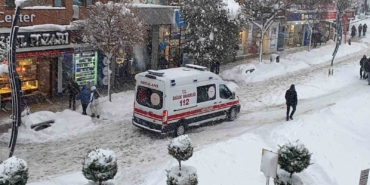 boluda-bir-ambulansin-karla-imtihani-kamerada-wywkUzVn.jpg