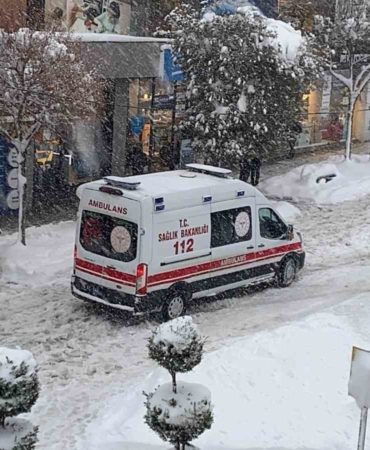 boluda-bir-ambulansin-karla-imtihani-kamerada-wywkUzVn.jpg